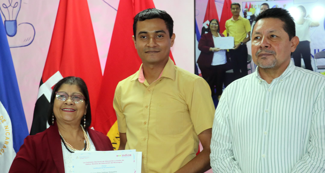 Maestro Kener Salinas recibiendo su diploma de reconocimiento.