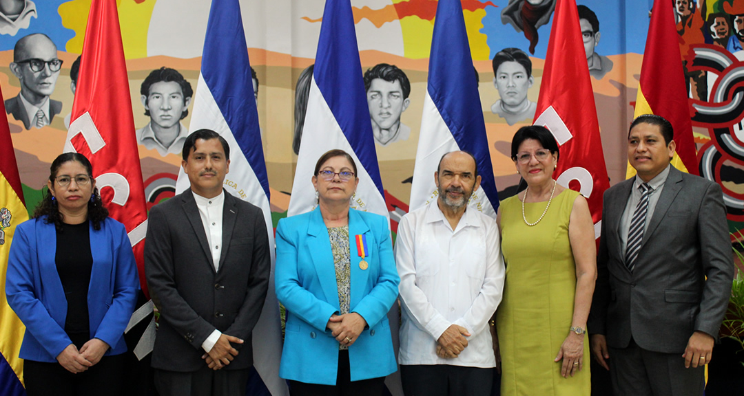 Directores de la Facultad de Humanidades y Ciencias Jurídicas junto a la rectora y el vicerrector general.