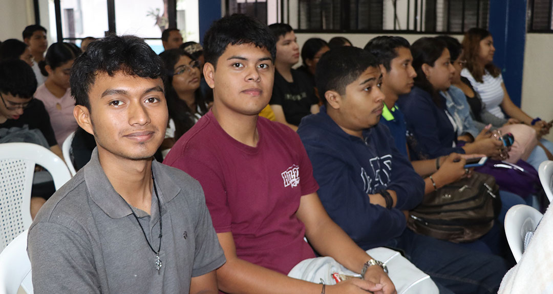 Estudiantes participan en jornada de robótica