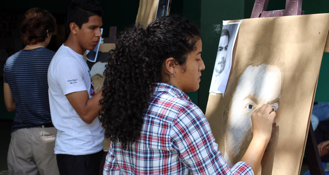 Estudiantes que participaron en la elaboración de murales alusivos a Rubén Darío.
