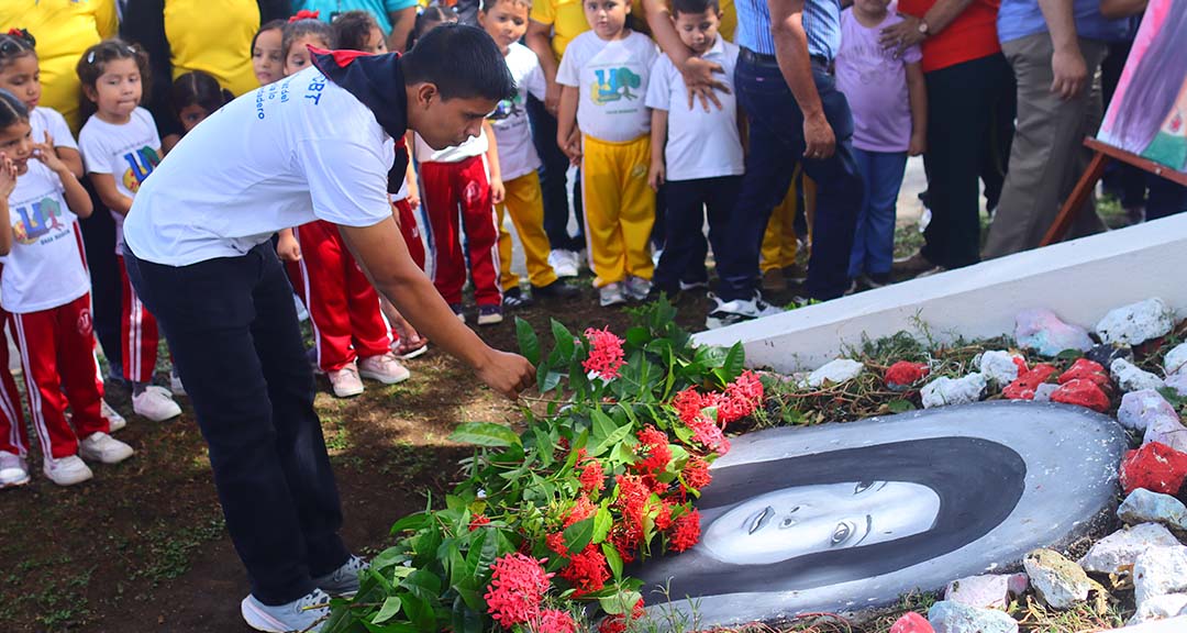Comunidad universitaria rinde homenaje a la Chinita Guerrillera