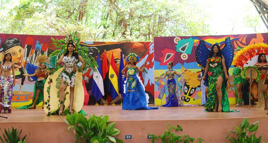 Candidatas a Madre Tierra muestran su talento en pasarela de trajes reciclados