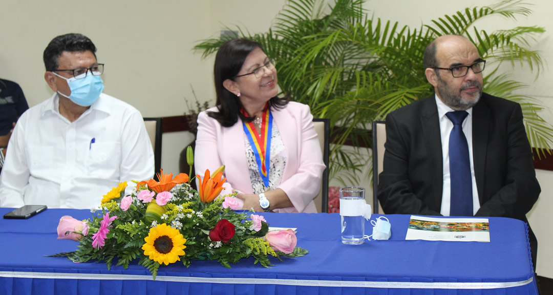 Vicerrector General, MSc. Jaime López Lowery; Rectora, MSc. Ramona Rodríguez Pérez, y Secretario General, Dr. Luis Alfredo Lobato Blanco, durante el acto de investidura.