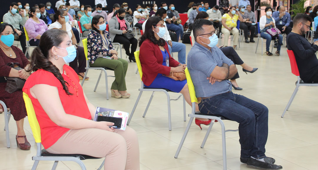 Asistentes al acto inaugural en el auditorio Fernando Gordillo.