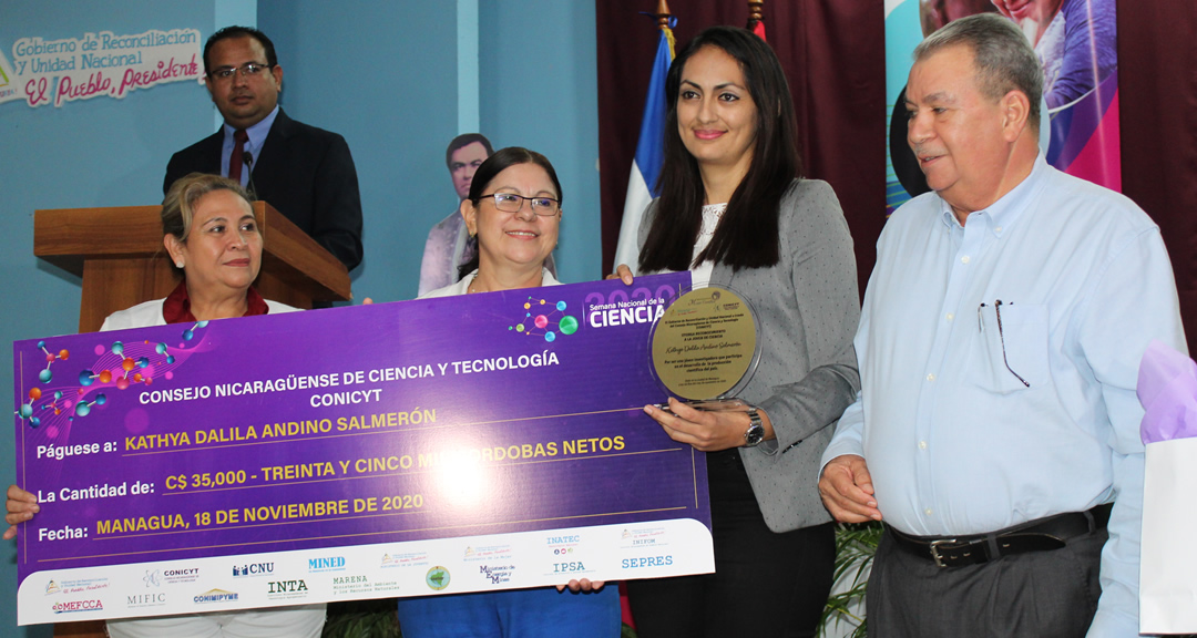 Maestra Katia Dalila Andino Salmerón recibe premio en la categoría Joven de Ciencia.