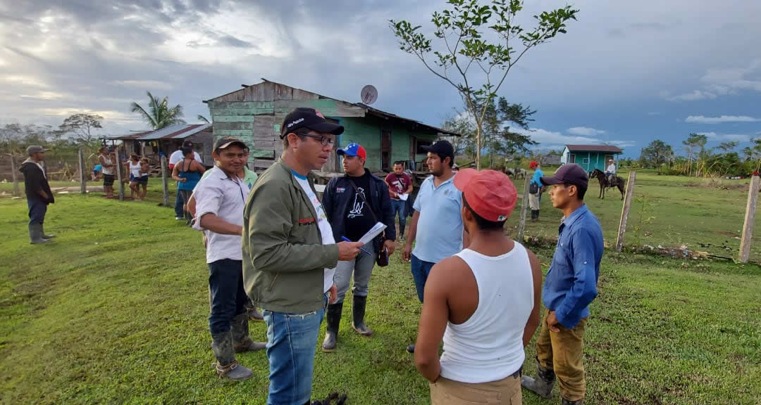 Maestro Marlon Díaz, Decano de la Facultad de Ciencias e Ingeniería junto a pobladores de las comunidades afectadas.