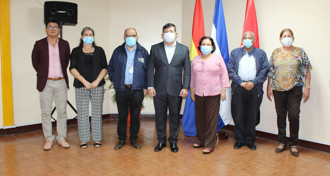 Doctorando junto a miembros del comité evaluador e invitados a la defensa de tesis.