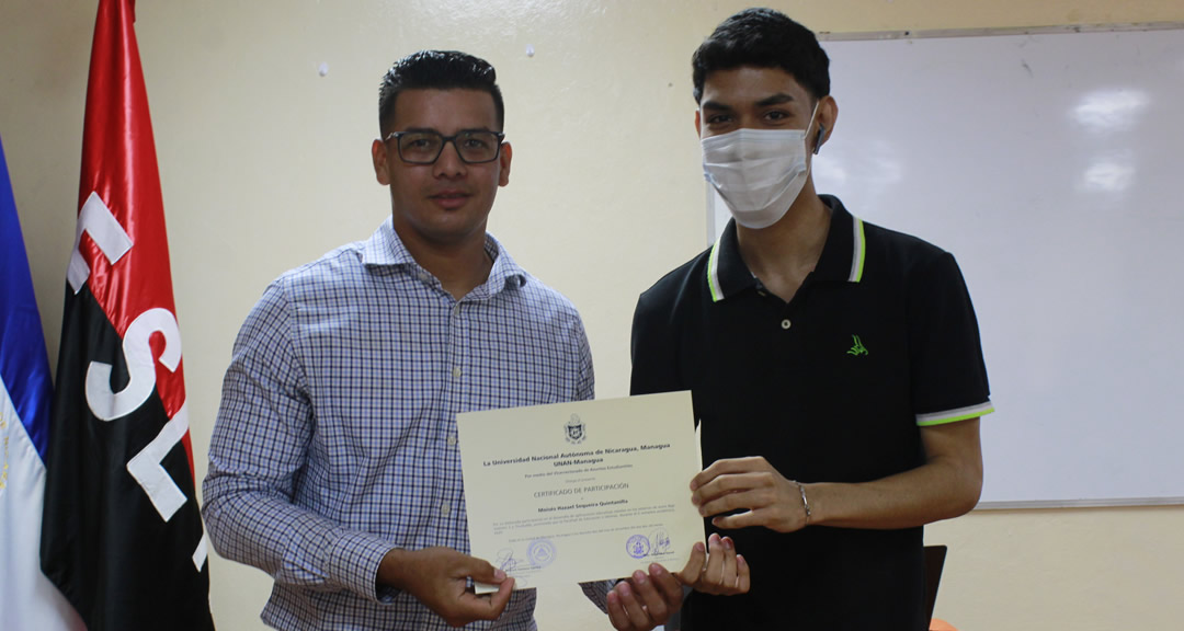 Estudiante recibe diploma de reconocimiento por su contribución en la elaboración de aplicaciones educativas para el MINED.