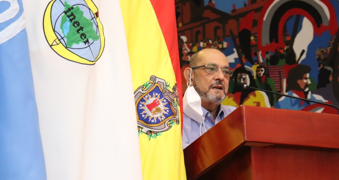 Dr. José Milán durante su ponencia magistral.