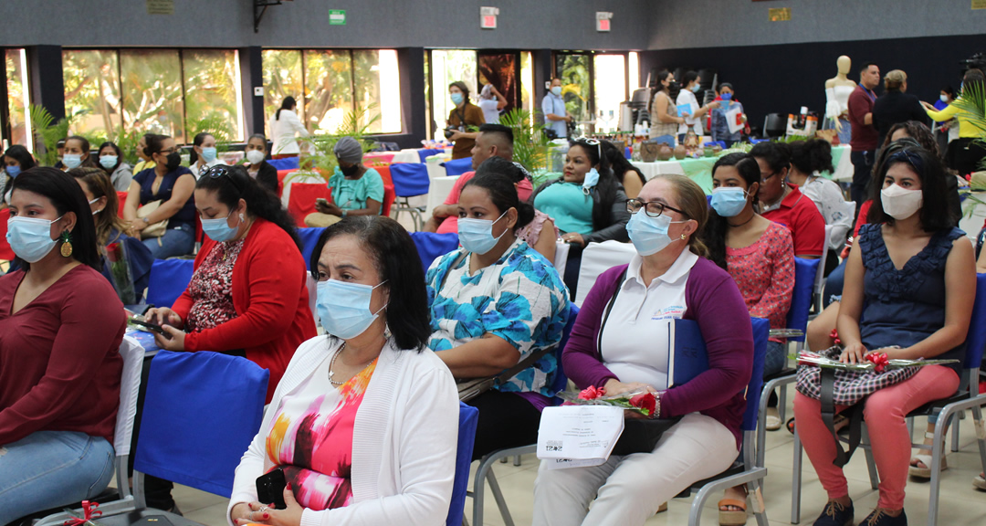 Comunidad universitaria que asistió al panel de mujeres emprendedoras.