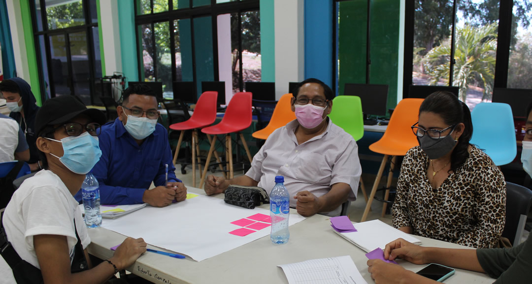 Equipo multidisciplinarios trabajando en el diseño de su iniciativa.