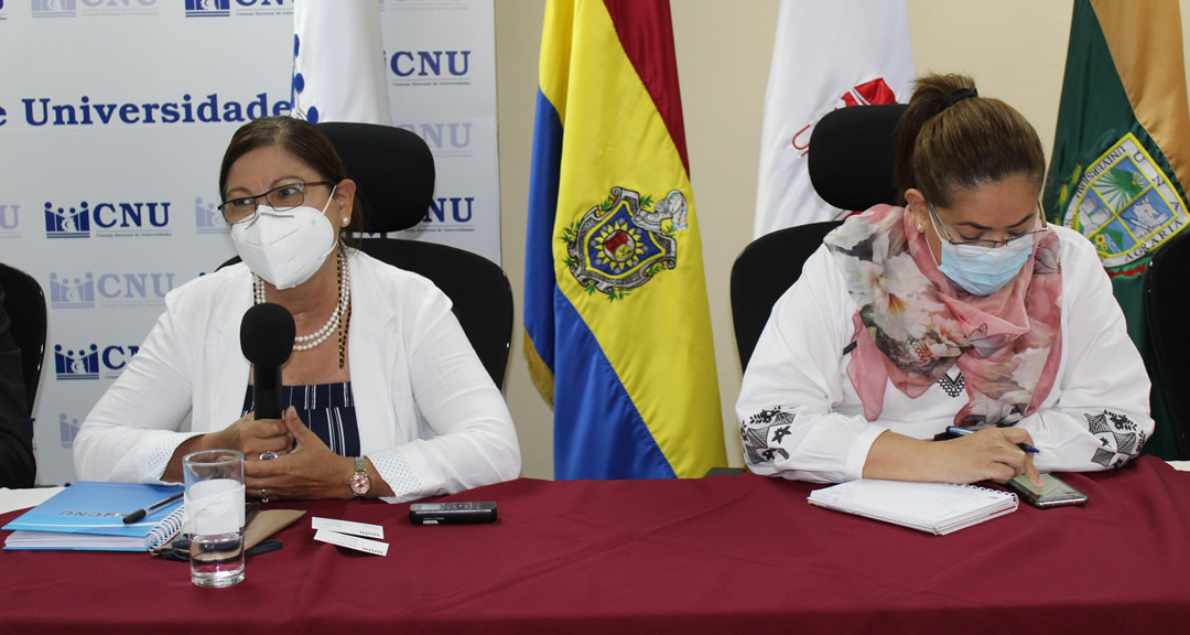 La Presidenta del CNU, maestra Rodríguez y la maestra Flor de María Valle, Rectora de la UNAN-León.