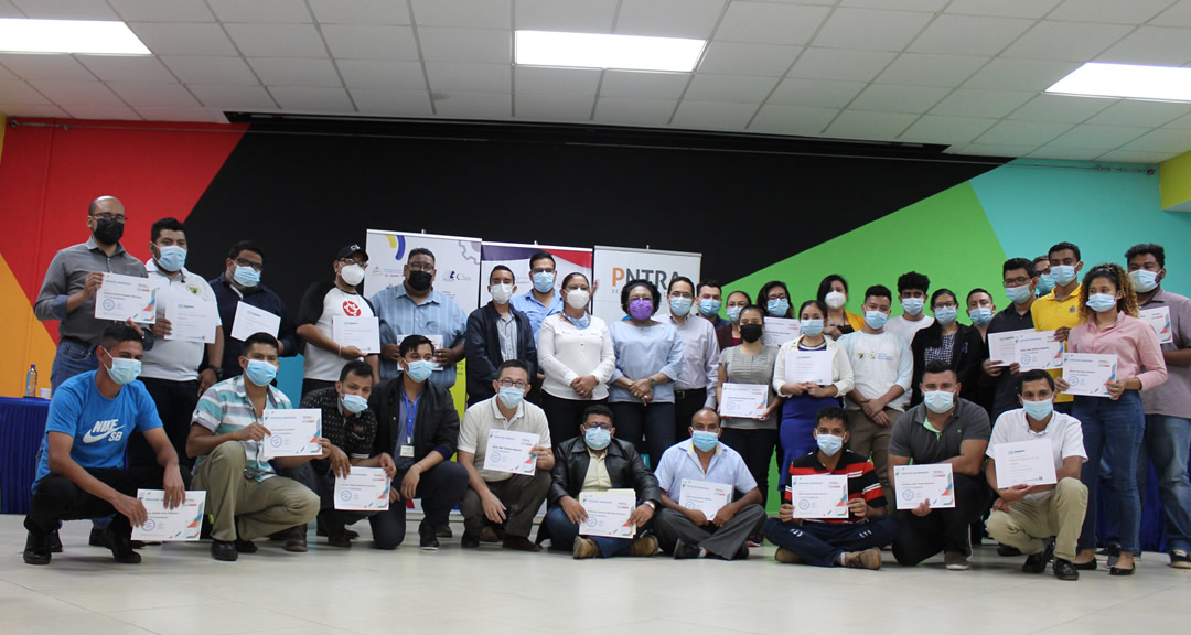 Estudiantes del curso de robótica junto a las autoridades portando su certificado