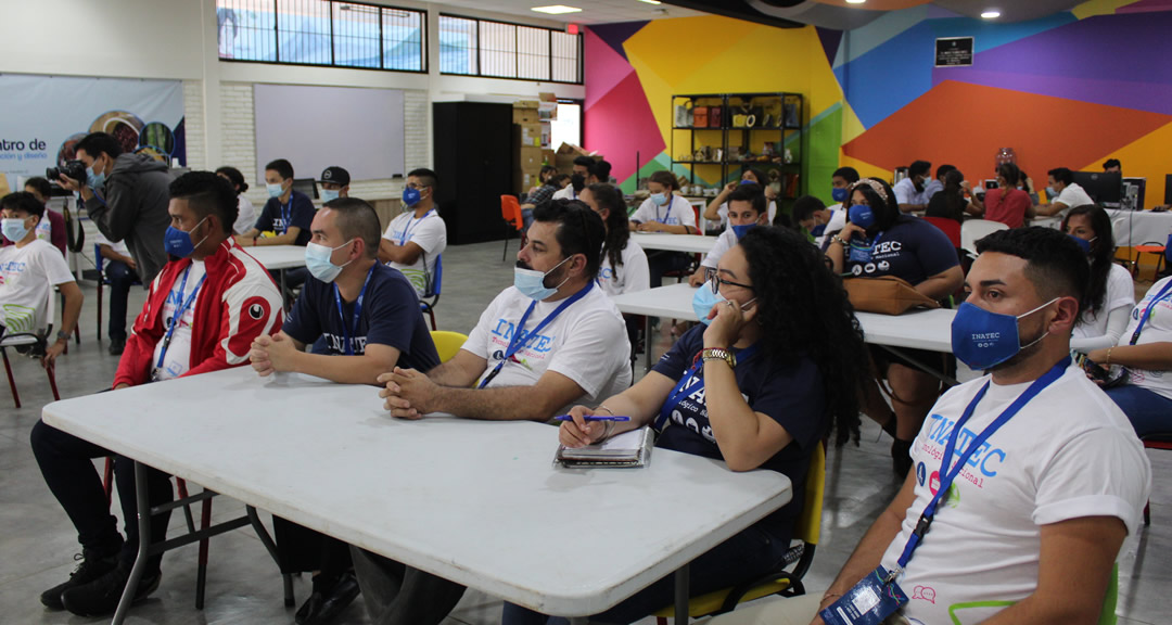 Estudiantes que participaron en la conferencia