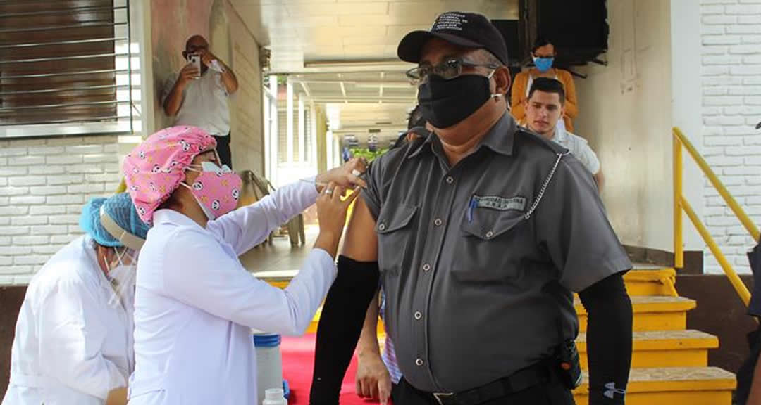 Miembro del personal de seguridad vacunándose contra la influenza