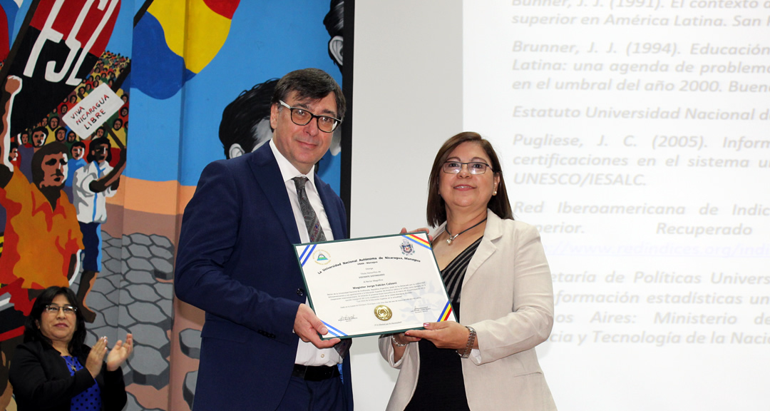 Entrega de Título Honorífico por parte de la Rectora, MSc. Ramona Rodríguez Pérez.