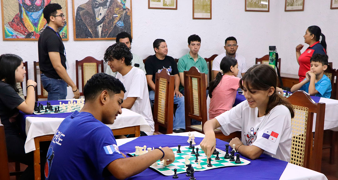 Comunidad universitaria participa con alegría en Torneo de Ajedrez