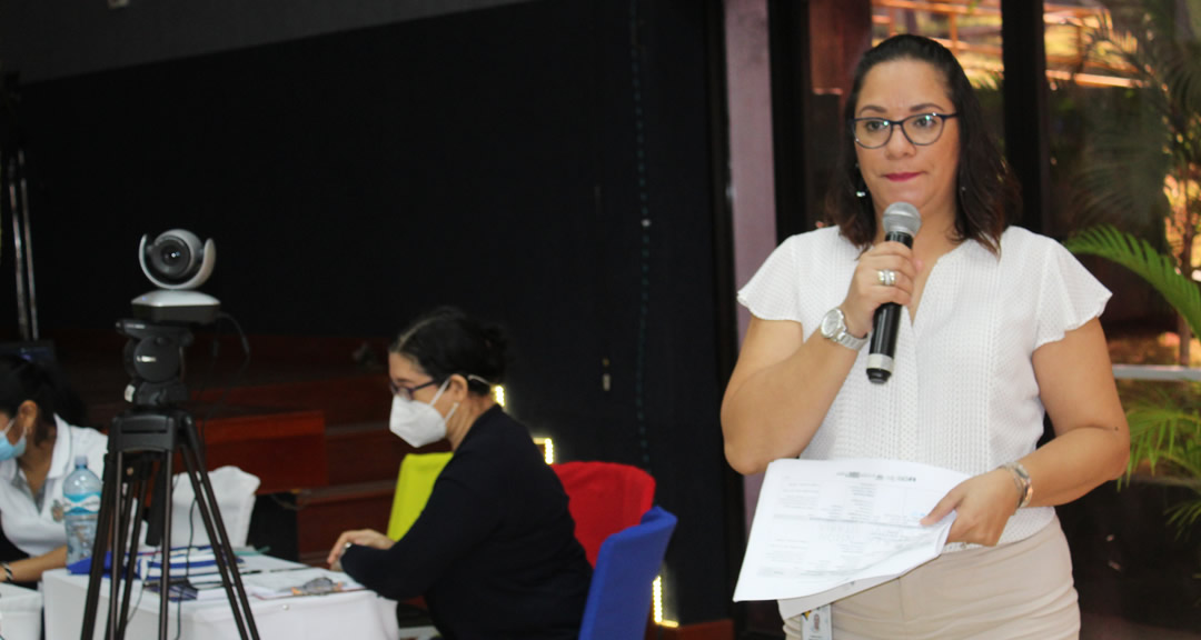 MSc. Tamara Rodríguez, Ejecutiva de Extensión Universitaria, presenta las ponencias.