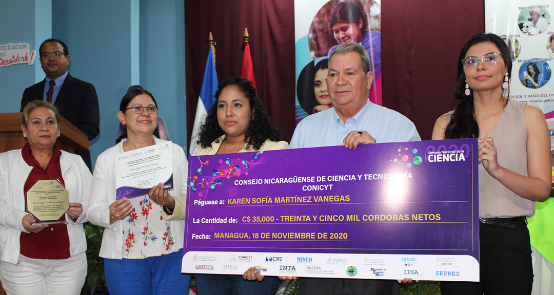 Maestra Karen Sofía Martínez Vanegas recibe distinción.