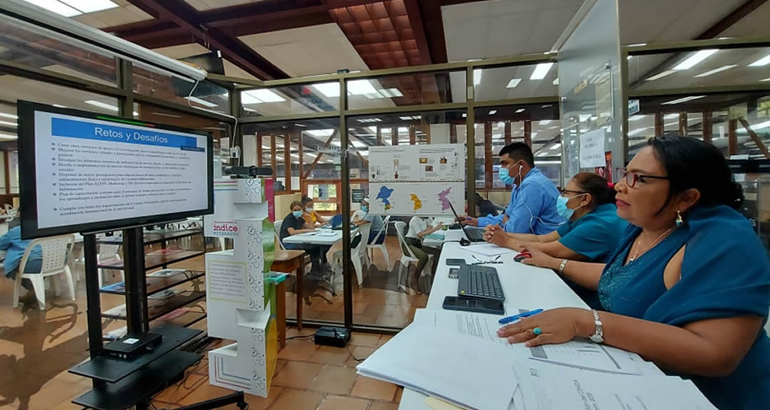 Maestra Maritza Vallecillo, Directora del Sistema Bibliotecario de la UNAN-Managua, brinda informe ante el SIIDCA a nivel del CNU.