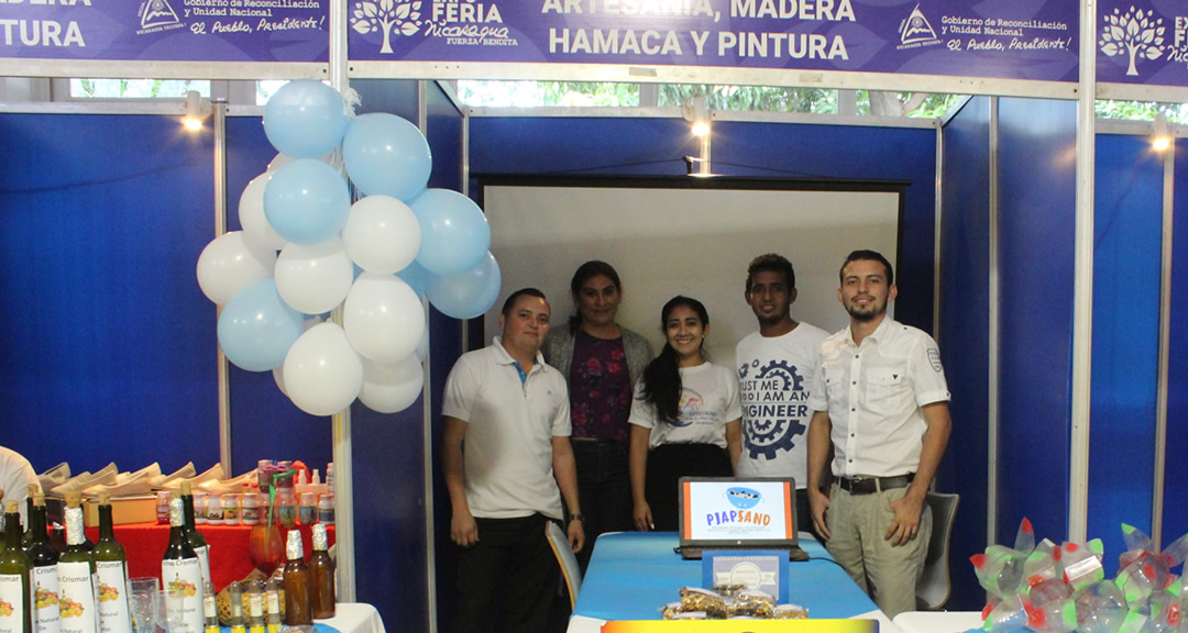 Estudiantes de la UNAN-León que presentaron su proyecto en la Expo Feria Nacional.
