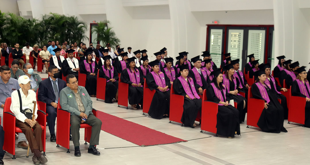 Graduados y acompañantes que asistieron al evento.