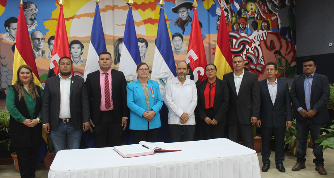 Directores de la Facultad de Ciencias e Ingeniería junto a la rectora y el vicerrector general.