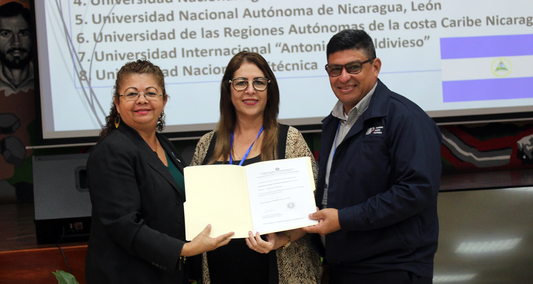 Rectora y representante de la Red por la UNP, másteres Lilliam Lezama y Henry Balmaceda, respectivamente, reciben certificado de incorporación por la doctora Galarza López.