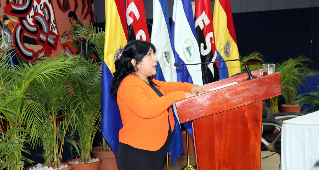 Vicerrectora de Docencia brinda discurso en representación de las nuevas autoridades.