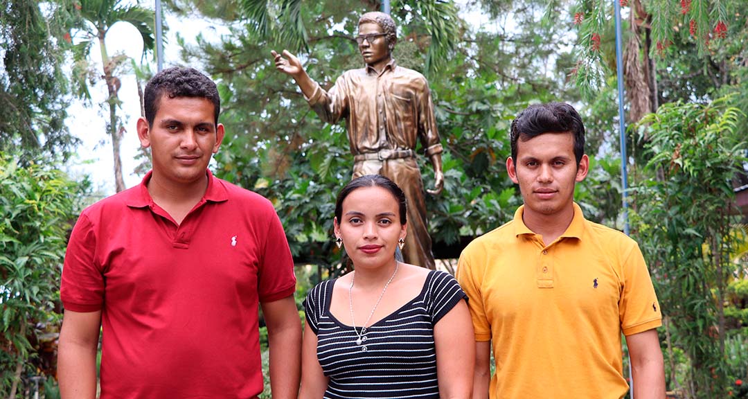 Protagonistas de las victorias educativas unidos por lazos sanguíneos y el deseo de aportar al desarrollo social