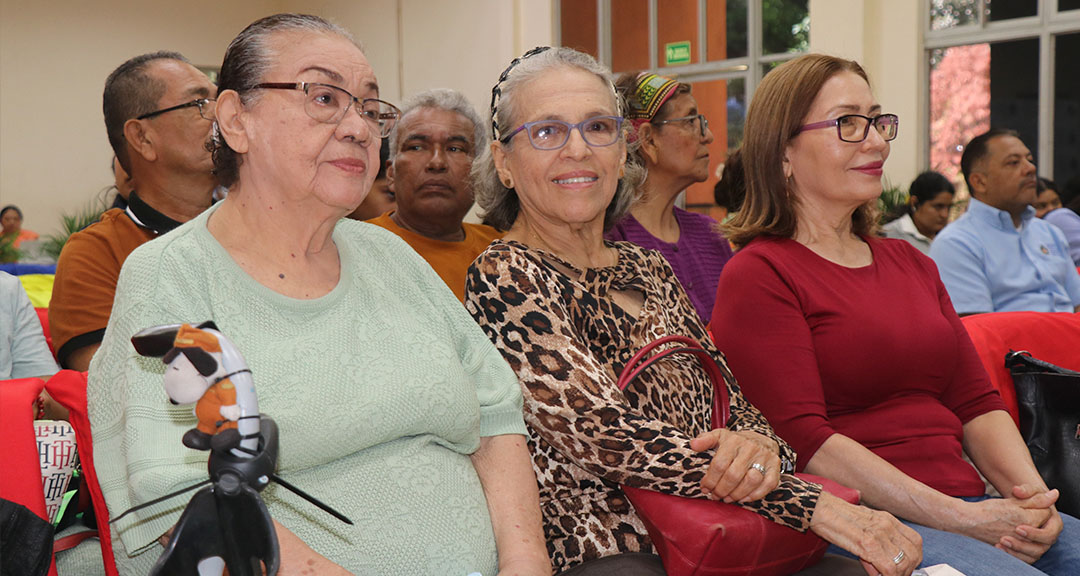 Adultos mayores del programa PELSCAM celebran el Día Internacional del Yoga