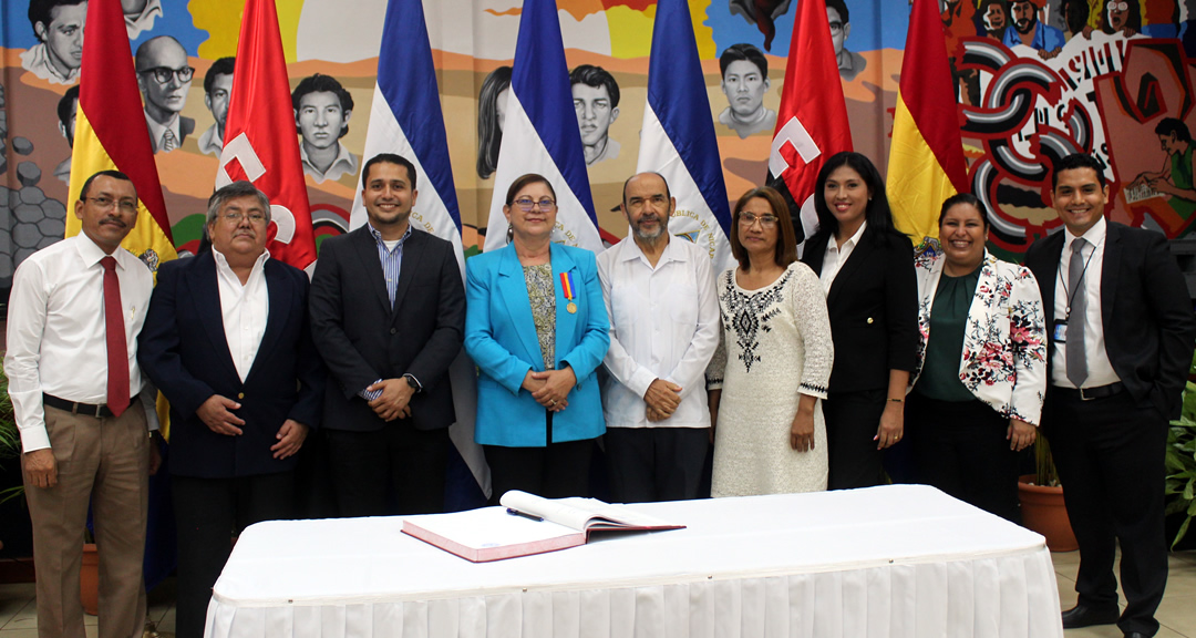 Directores de la Facultad de Ciencias Médicas junto a la rectora y el vicerrector general.