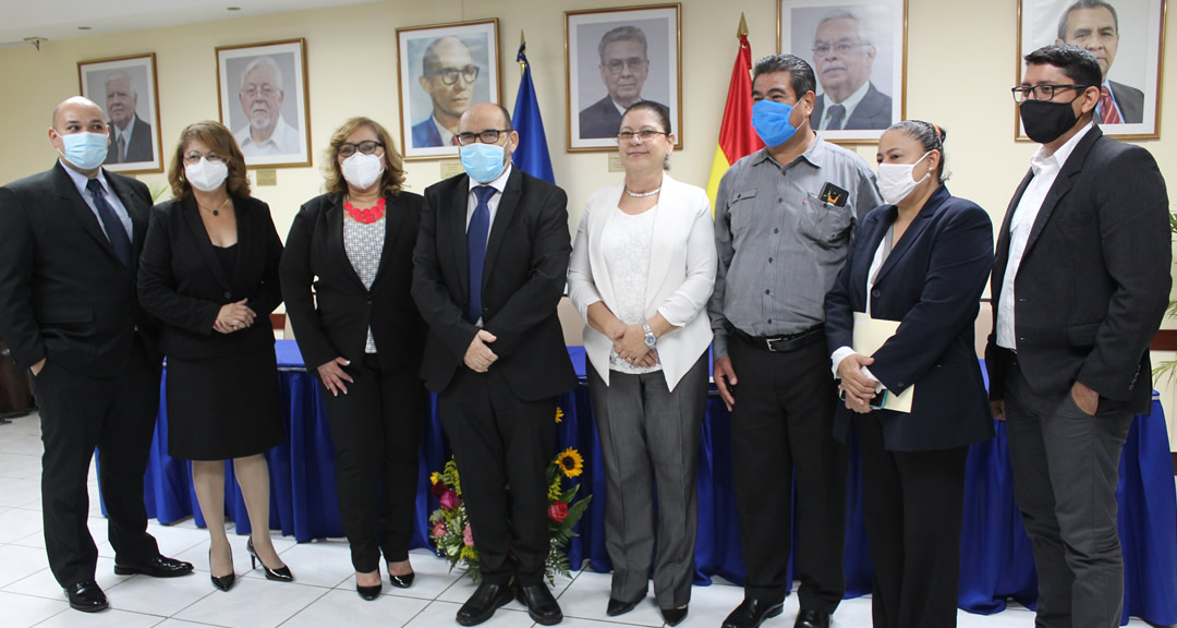 Directores que fueron juramentados junto a las autoridades universitarias.
