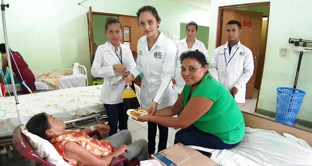 Estudiantes de la carrera Técnico Superior en Enfermería Profesional, del municipio Muelle de los Bueyes, realizan feria gastronómica en el hospital del mismo municipio.