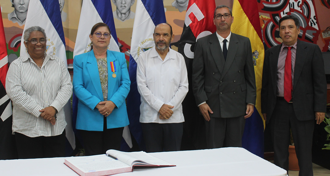 Directores de la Facultad de Ciencias Económicas junto a la rectora y el vicerrector general.