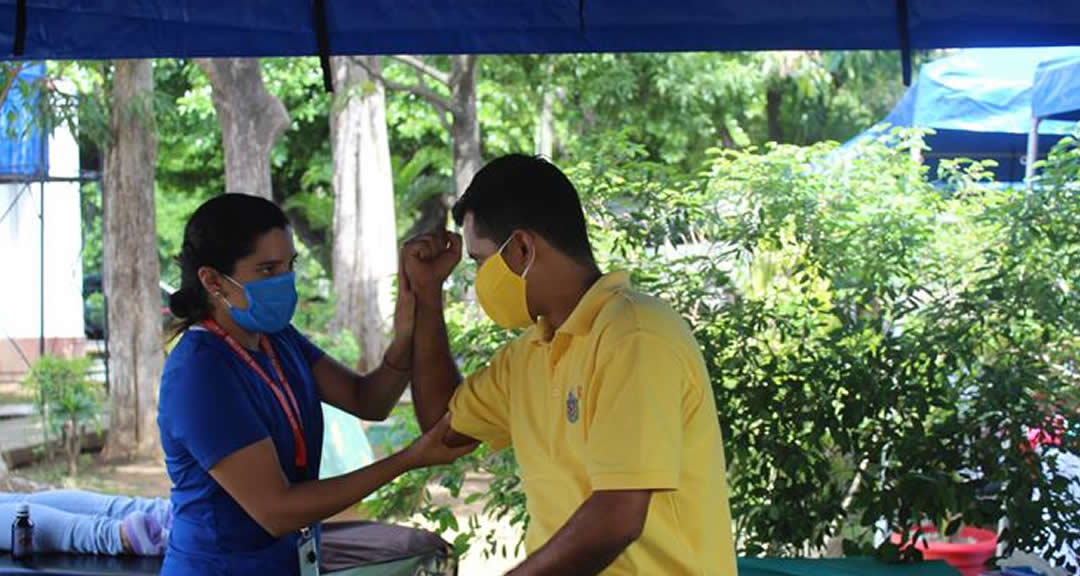 Trabajador administrativo acude a la jornada por consulta de fisioterapia