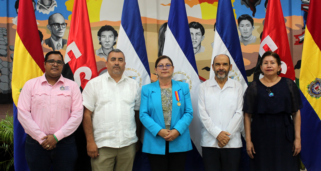 Directores de la FAREM-Matagalpa junto a la rectora y el vicerrector general.