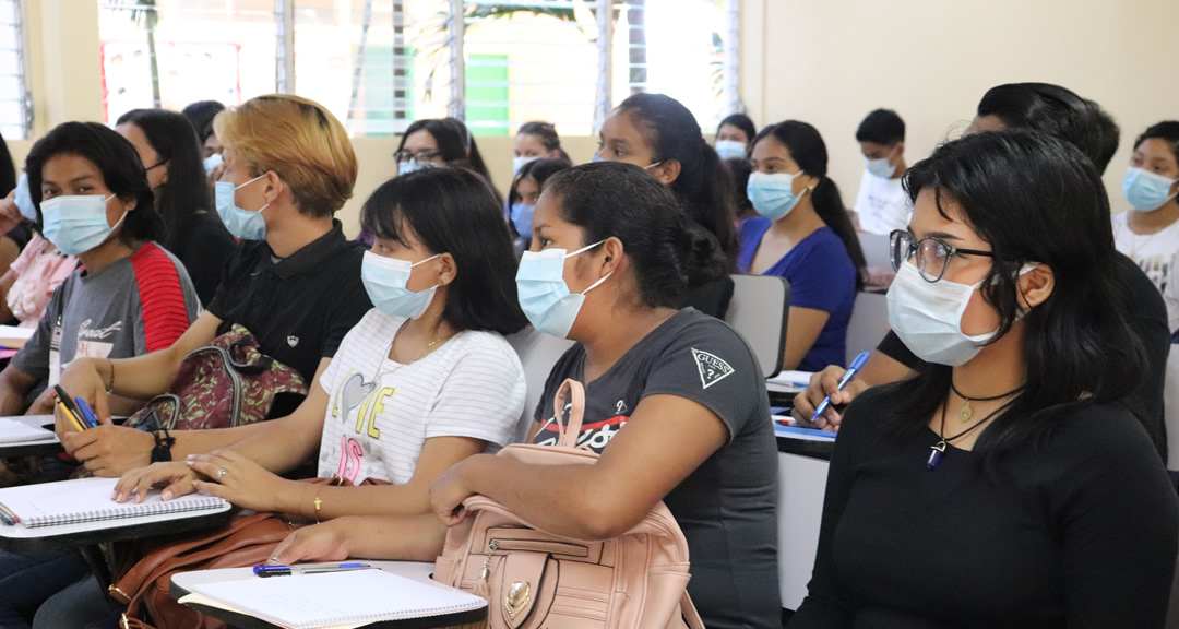 Estudiantes de nuevo ingreso 2021 en su primer día de clases. 