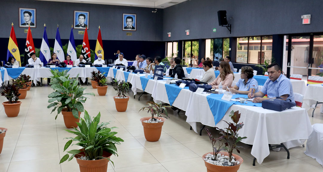Autoridades de Decanatos y dirigentes gremiales participan en la sesión 16-2022.