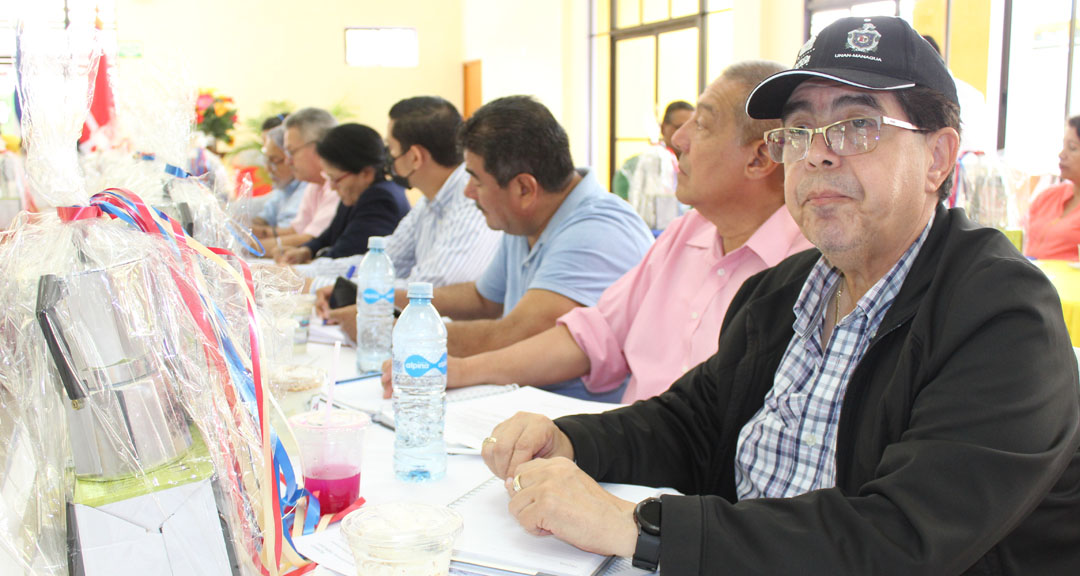 Autoridades de Decanatos y dirigentes gremiales participan en la sesión 15-2022.