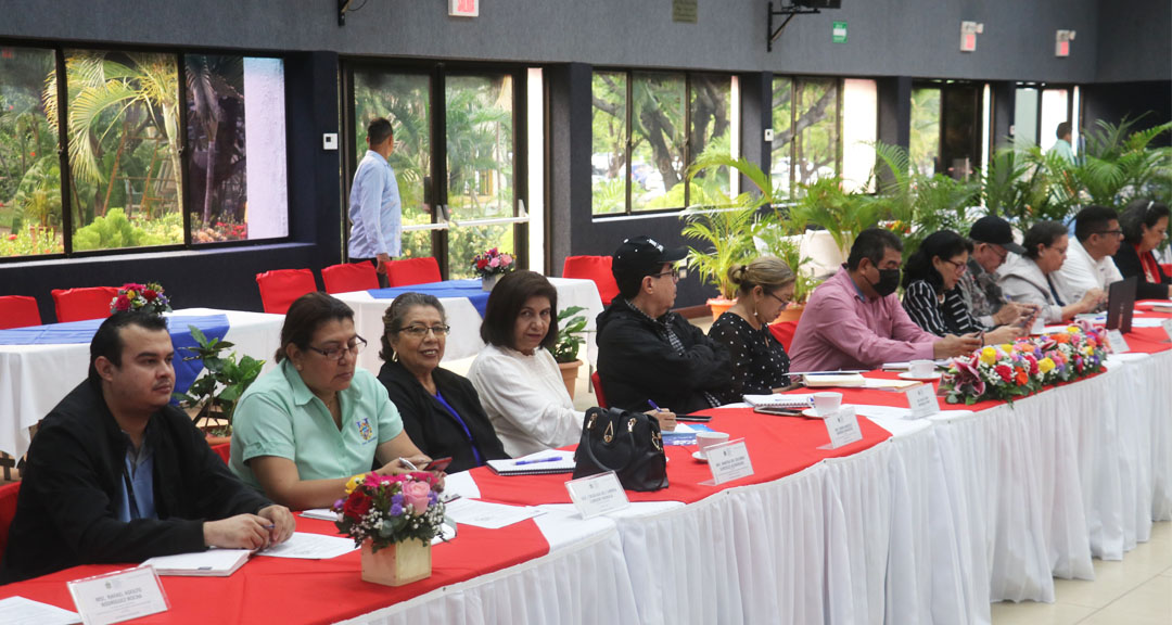 Autoridades de Decanatos y dirigentes gremiales participan en la sesión 21-2022.