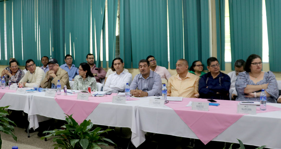 Autoridades de Decanatos y dirigentes gremiales participan en la sesión 9-2023 en el CIRA. 