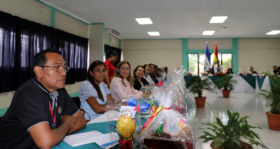 Autoridades de Decanatos y dirigentes gremiales participan en la sesión del Consejo Universitario.