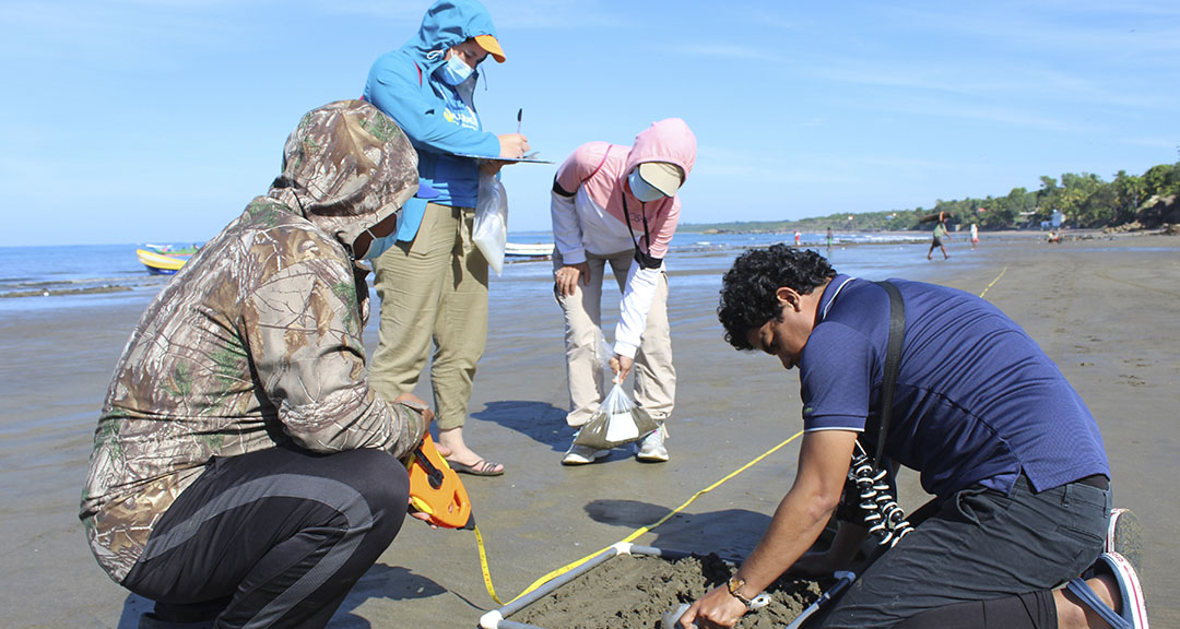 CIRA/UNAN-Managua y organización Paso Pacífico analizan suelos oceánicos de Masachapa y San Diego