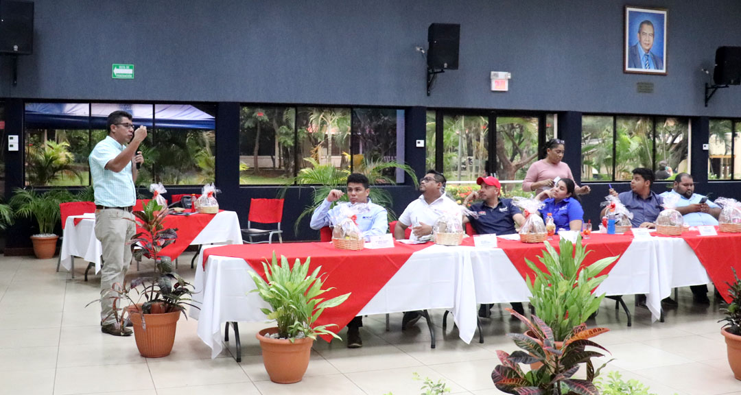 Maestro Marlon Díaz Zúniga presenta avances de la Facultad 