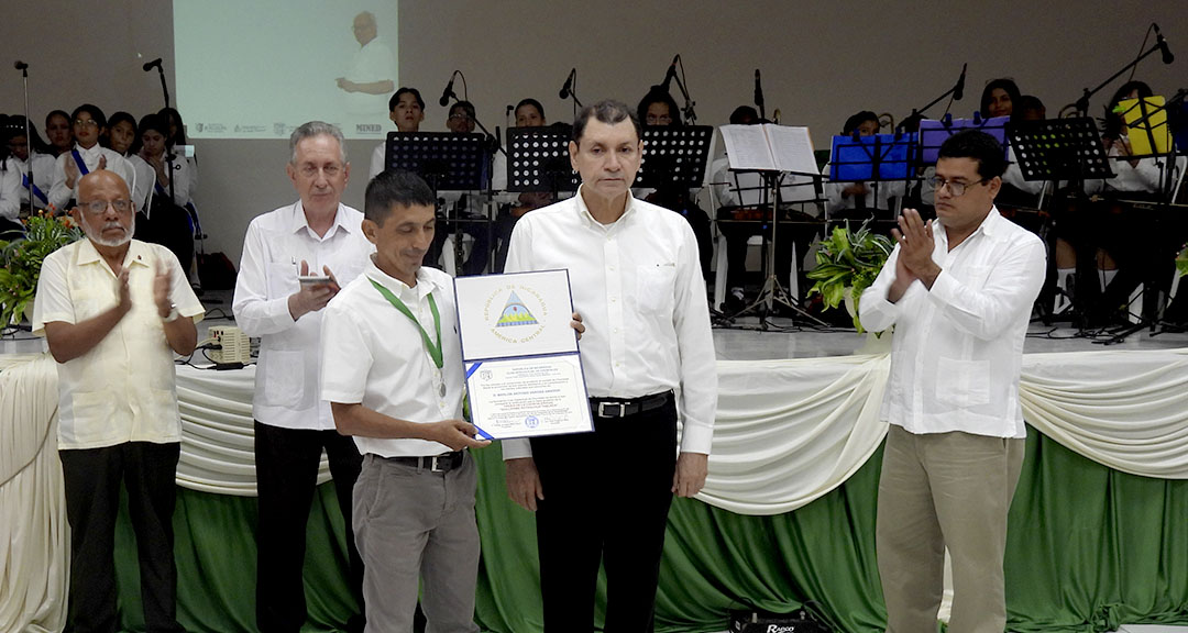 Escritor Marlon Vargas Amador recibe Orden.