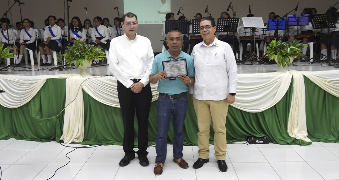 Profesor Jader Wilder González Solís recibe reconocimiento.