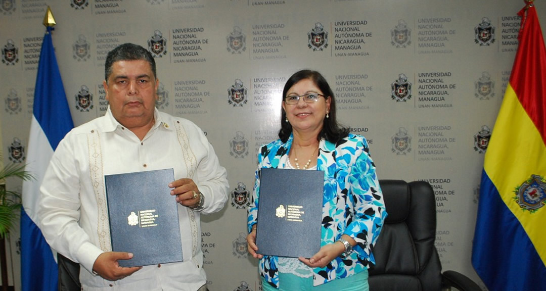 De izq. a der. Lic. Julio César Blandón y la MSc. Ramona Rodríguez Pérez