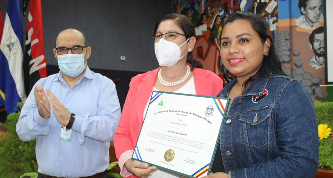 Cra. Andrea Ferrufino, Presidenta de UNEN UNAN-Managua recibe reconocimiento a la juventud nicaragüense.