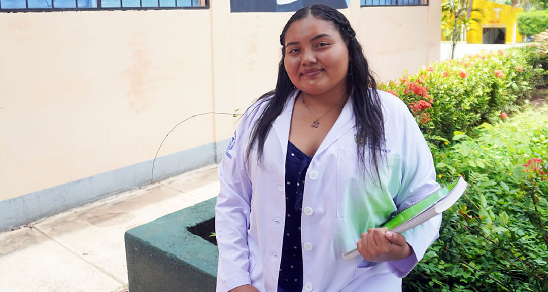 Maveling Lastenia: la dirigente estudiantil de bata blanca, que es orgullo de su familia e inspiración de su comunidad